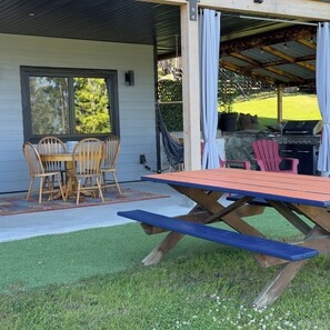 Outdoor dining - Cozy Country Retreat at the Baker Ranch. Pet friendly with a pet fee. Lake view. (Eagle Bay)
