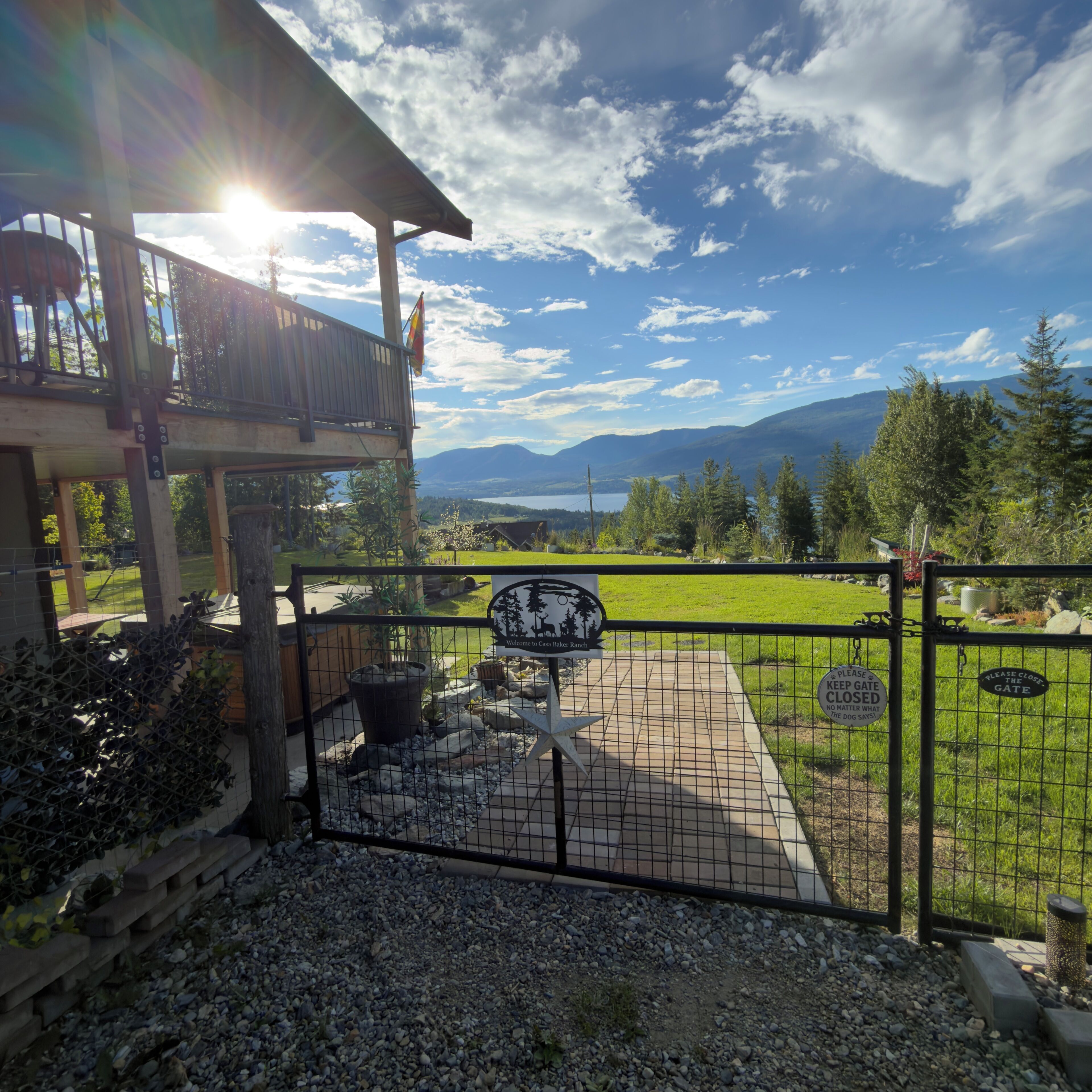 Une cabane en bois dotée d’un balcon offrant une vue imprenable sur un paysage magnifique, avec des montagnes et un lac.
