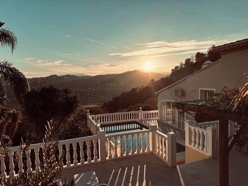 Charming 2-bedroom villa with WiFi, AC in quaint La Sella Pedreguer Spain