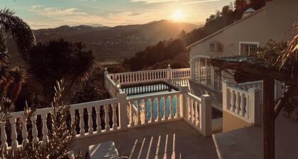 Charming 2-bedroom villa with WiFi, AC in quaint La Sella Pedreguer Spain