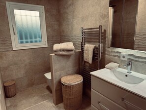 Douche, sèche-cheveux, serviettes fournies, savon