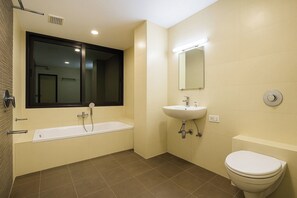 Ein Badezimmer mit Badewanne, Waschbecken und Toilette.