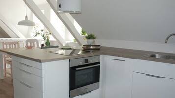 Fridge, oven, stovetop, dishwasher