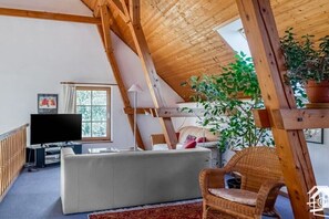 Fernseher, Kamin, DVD-Player, Stereoanlage