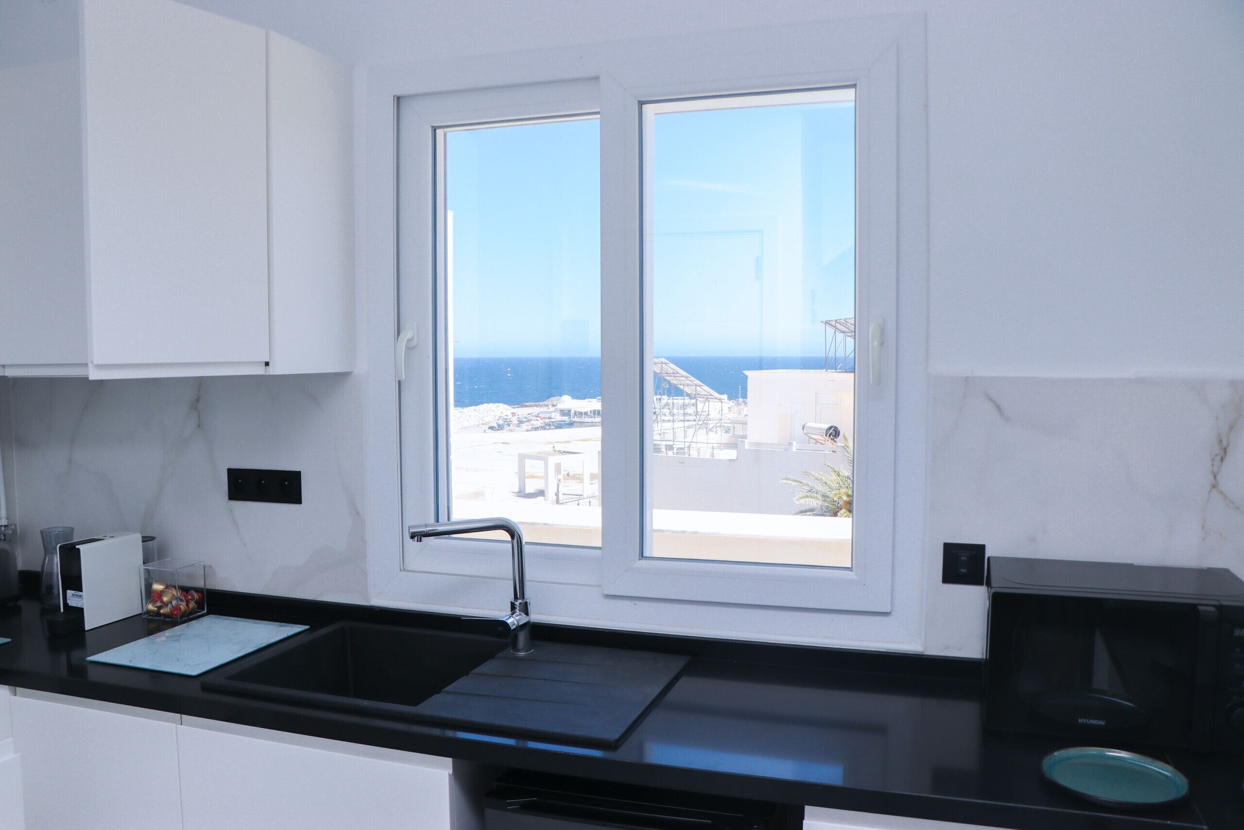 Een koelkast, een magnetron, een koffiezetapparaat/waterkoker