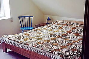 2 bedrooms, travel cot, free WiFi, bed sheets