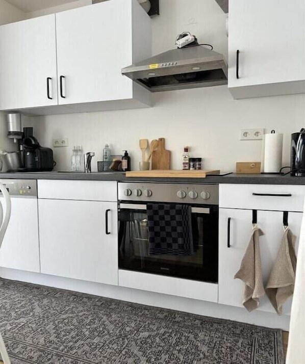 Kühlschrank, Mikrowelle, Ofen, Herdplatte