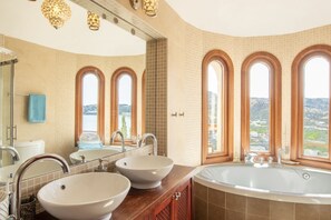 Dusj, hårføner og håndklær