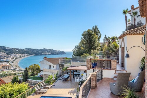 Exklusive Villa – Beheizter Pool, 15 Gäste, Strandnah