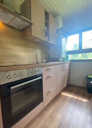 Kaffetrakter/tekoker, kjøleskap, mikrobølgeovn og ovn