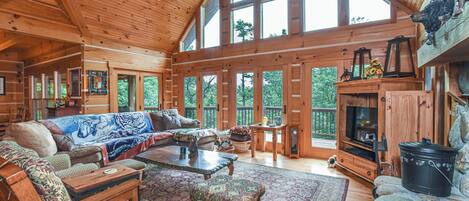 Hytte – signature, 3 soverom, spabadekar | Oppholdsrom | En 50-tommers smart-TV med digitale kanaler samt peis og fotballspill