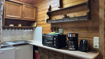 Fridge, stovetop, coffee/tea maker, toaster