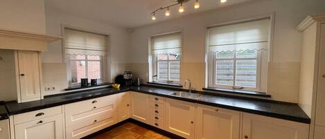 Frigorífico, placa de cocina, lavavajillas y cafetera o tetera