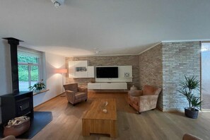 Smart TV - Spacious Country Retreat (Den Burg)