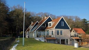 A row of modern houses with sloped roofs and large windows. - Spacious Country Retreat (Den Burg)