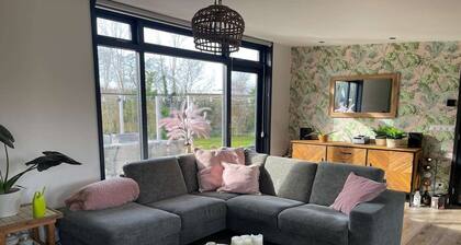 Beautiful bungalow with spacious garden