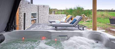 Outdoor spa tub