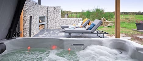 Outdoor spa tub
