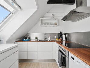 Refrigerador, microondas, lavavajillas y utensilios de cocina