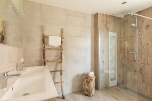 Douche, séchoir à cheveux, serviettes fournies