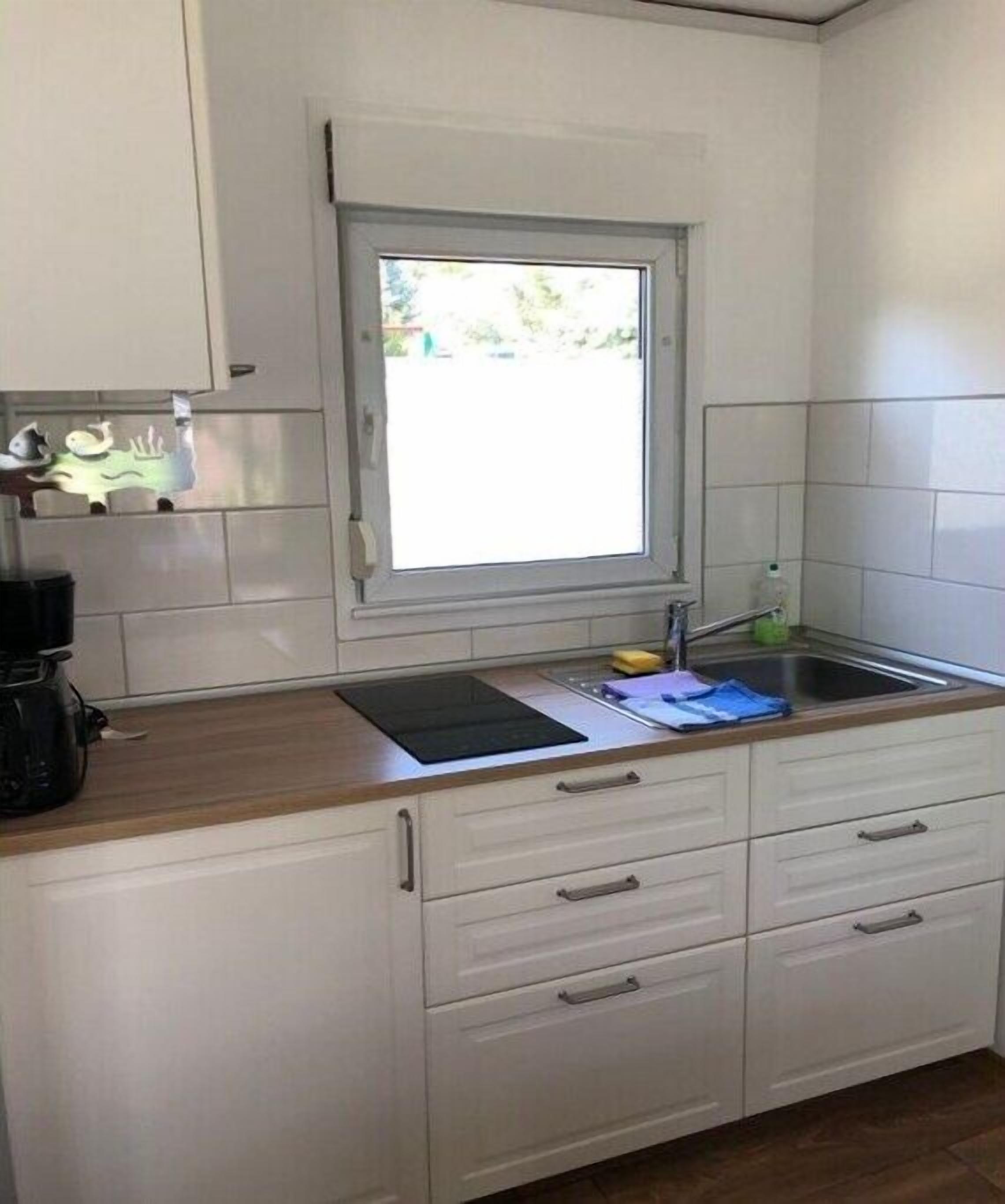 Geladeira, cooktop, cafeteira/chaleira, torradeira