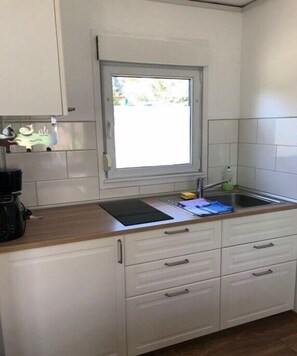 Réfrigérateur, plaque de cuisson, cafetière/bouilloire, grille-pain