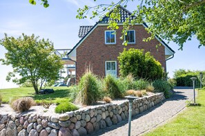 Exterior - Holiday Home 'Schobüll' with Sea View, Private Terrace and Wi-Fi (Nordstrand)