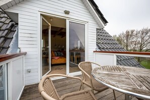 Outdoor dining - Holiday Home 'Schobüll' with Sea View, Private Terrace and Wi-Fi (Nordstrand)