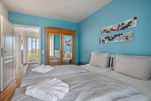 2 bedrooms, free WiFi, bed sheets - Holiday home 'Süderhafen' with Sea View, Private Terrace and Wi-Fi (Nordstrand)