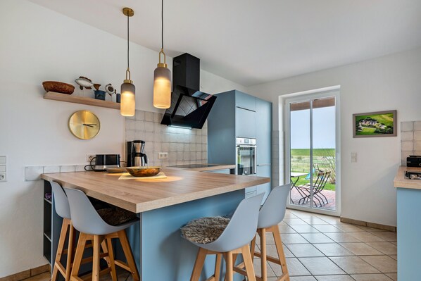 Fridge, microwave, oven, stovetop - Holiday home 'Süderhafen' with Sea View, Private Terrace and Wi-Fi (Nordstrand)