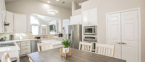 Mikrovågsugn, ugn, spishäll och diskmaskin