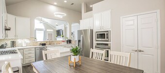 Modern 1 story - Great Location - Pet Friendly