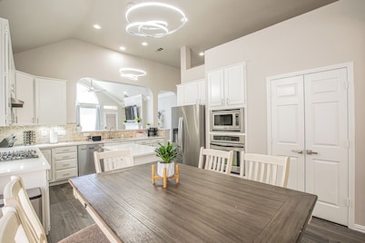 Modern 1 story - Great Location - Pet Friendly