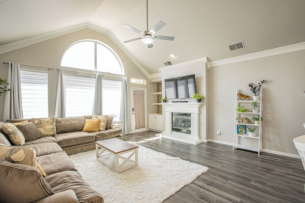 Smart TV, fireplace