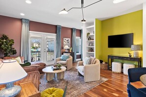 Smart TV, books - Vibrant Home in The Nations w/ Garage, Walk to Restaurants & Shops (Nashville)