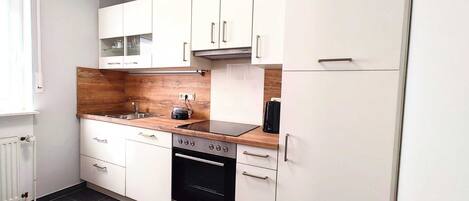 Een koelkast, een magnetron, een oven, een kookplaat