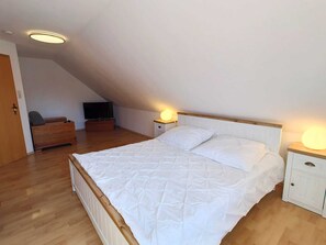 2 bedrooms, iron/ironing board, travel cot, free WiFi