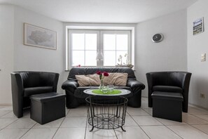 Smart-TV, Kamin, DVD-Player, Bücher