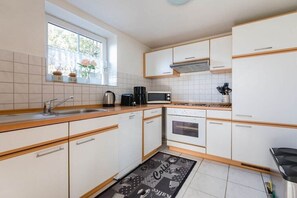 Køleskab, mikrobølgeovn, ovn, kogeplade