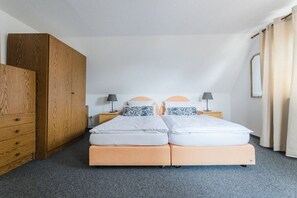 3 quartos, acesso à internet, roupa de cama