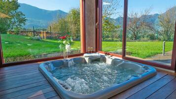 Een bubbelbad, lichaamsbehandelingen, diepe bindweefselmassages