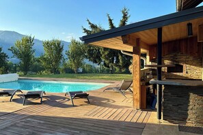 Seasonal outdoor pool, sun loungers - AlpiZen centre de Ressourcement - Adults recommended (Coise-Saint-Jean-Pied-Gauthier)