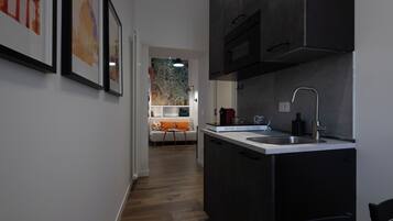 Suite familiar, 1 cama King size y sofá cama, para no fumadores, cocineta | Área de sala de estar | Smart TV