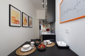 Suite familiale, 1 très grand lit et 1 canapé-lit, non-fumeur, cuisinette | Cuisinette privée | Four à micro-ondes, surface de cuisson, cafétière à espresso
