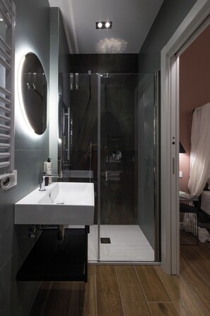 Design Room, Non Smoking, Private Bathroom | Bathroom | Shower, rainfall showerhead, free toiletries, hair dryer - Style & Stone Guest House (Rome)
