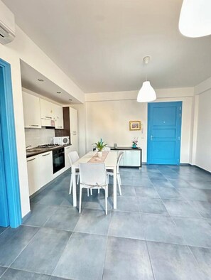 Køleskab, mikrobølgeovn, ovn, højstol