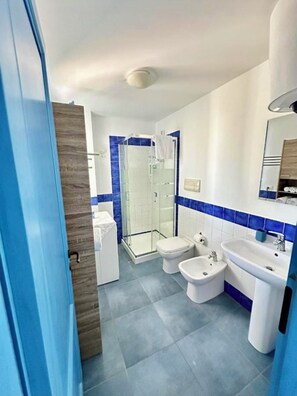Een douche, een haardroger, een bidet, handdoeken