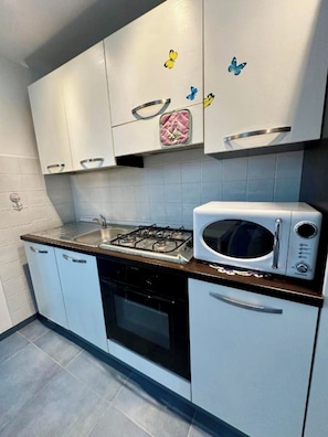 Refrigerador, microondas, horno y periquera