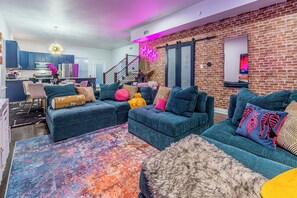 Smart-tv, eldstad, bordsfotboll och böcker