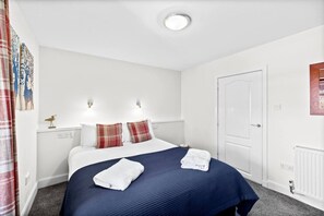 3 bedrooms, desk, iron/ironing board, travel cot
